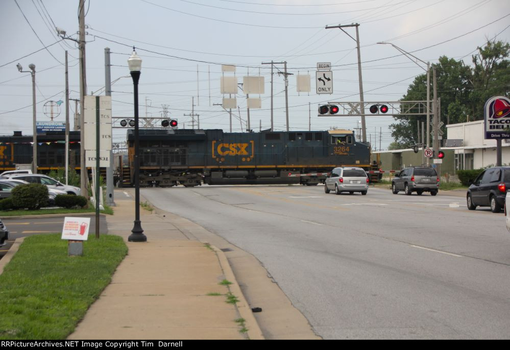 CSX 3264 leading I136